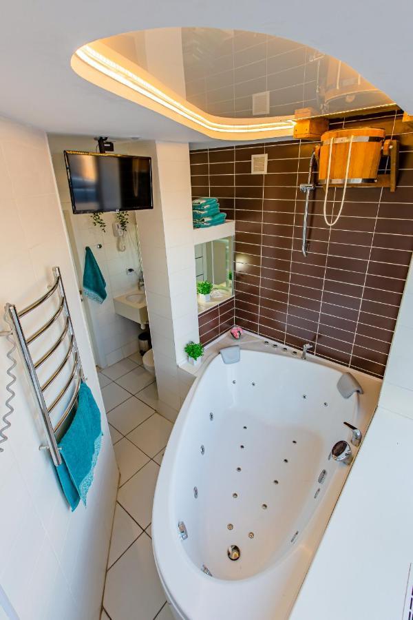 Big Jacuzzi , Sauna , Khreshchatyk Apartments Kiev Eksteriør billede