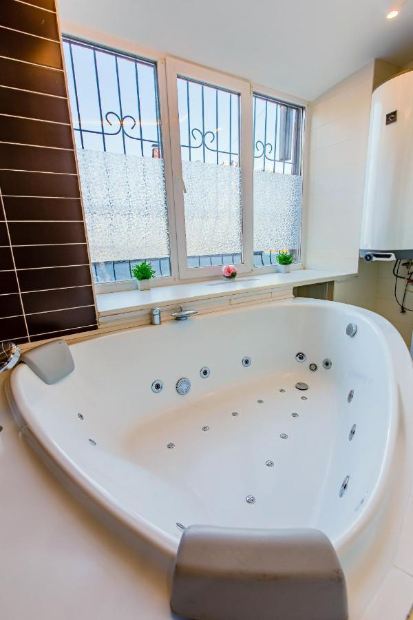 Big Jacuzzi , Sauna , Khreshchatyk Apartments Kiev Eksteriør billede
